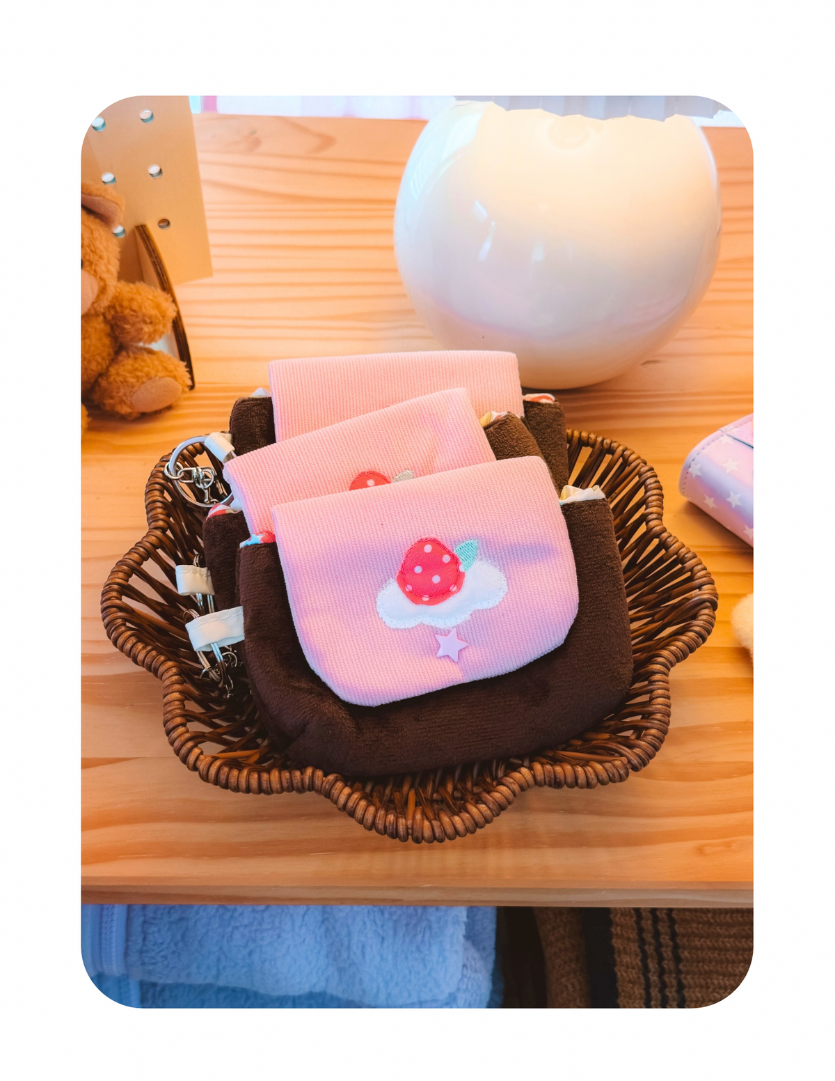 STRAWBERRY SNUGGLE POUCH 🍓